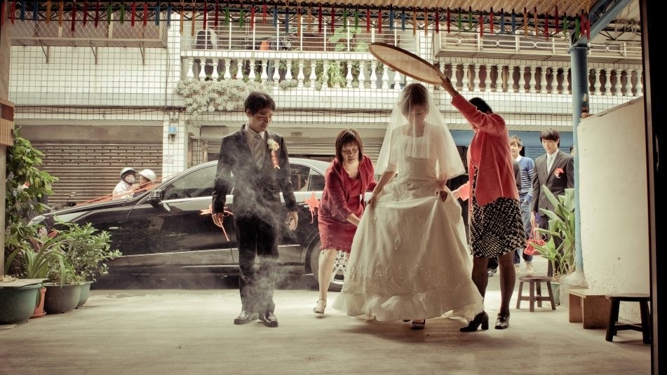 結婚習俗 - 黑傘與米篩